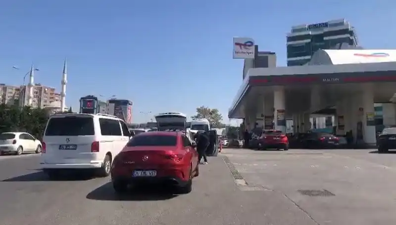 Depremin Ardından Akaryakıt İstasyonlarında Uzun Kuyruklar Oluştu