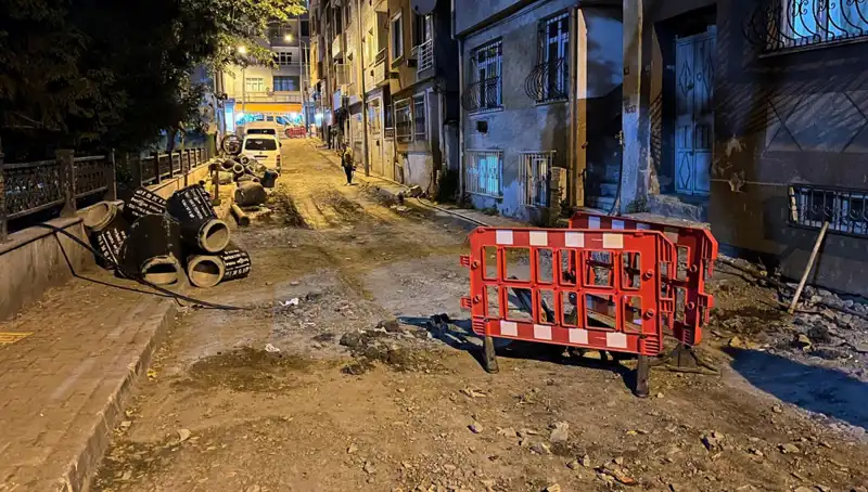 Bayrampaşa'da Altyapı Çalışmalarında Şok Patlama: Rögar Kapağı Havaya Uçtu!