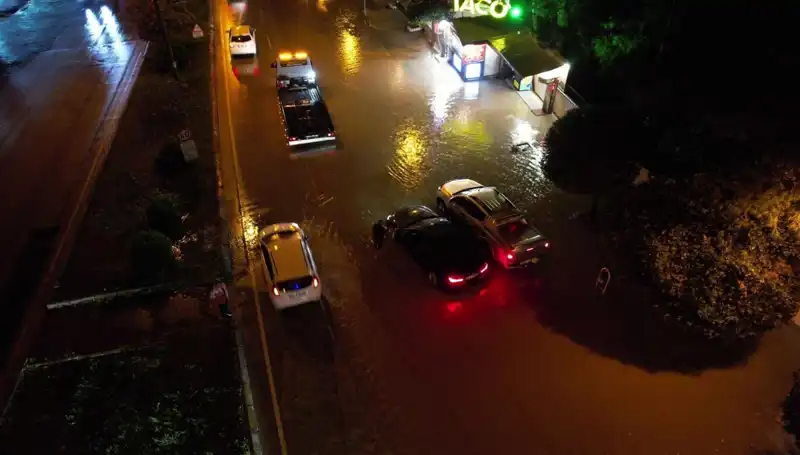 Adana’da Yağmur Fırtınası: Cadde ve Yolları Sular Altında Bıraktı!