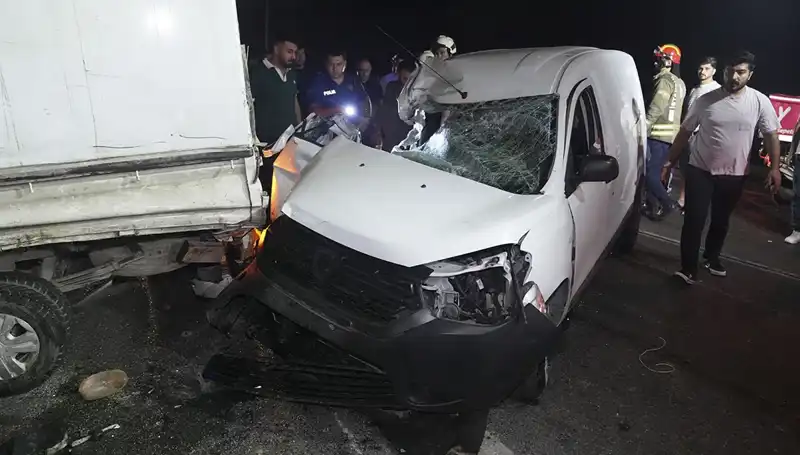 İstanbul'da Feci Kaza: 3 Yaralı, Olay Yerinde Gergin Anlar