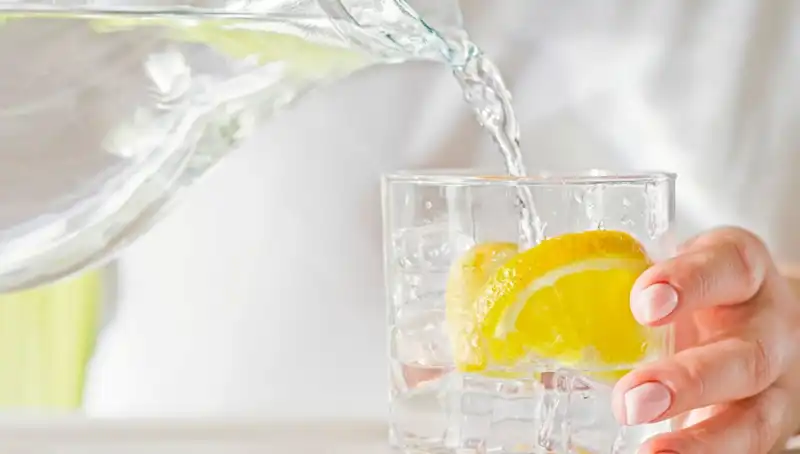 Limonlu Su Tüketiminin 8 Şaşırtıcı Faydası: Doktor Açıklıyor!