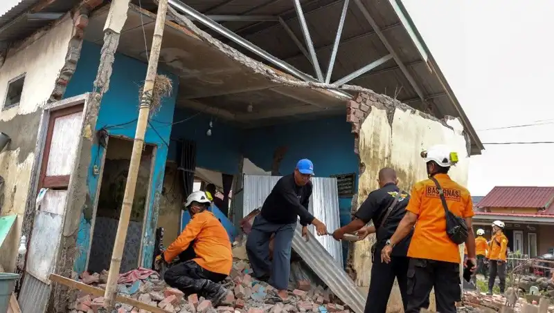 Endonezya’da 5,7 Büyüklüğünde Deprem: 8 Ev Yıkıldı, Zararı Değerlendiriliyor!