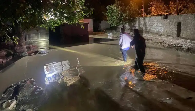 20 Dakikalık Sağanak Yağış Hayatları Alt Üst Etti: Evler Çöktü!