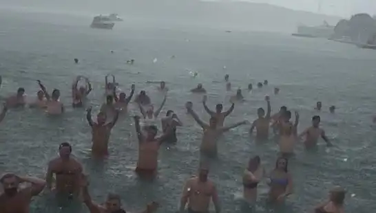 İstanbul Bebek'te Yağmura Rağmen Denize Girenler Şaşırtıyor!
