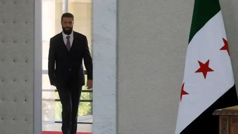 Fransa, Şara-Macron Zirvesi'nde Yeni Suriye'nin İnşasında Keyif Verici Desteklerini Açıkladı