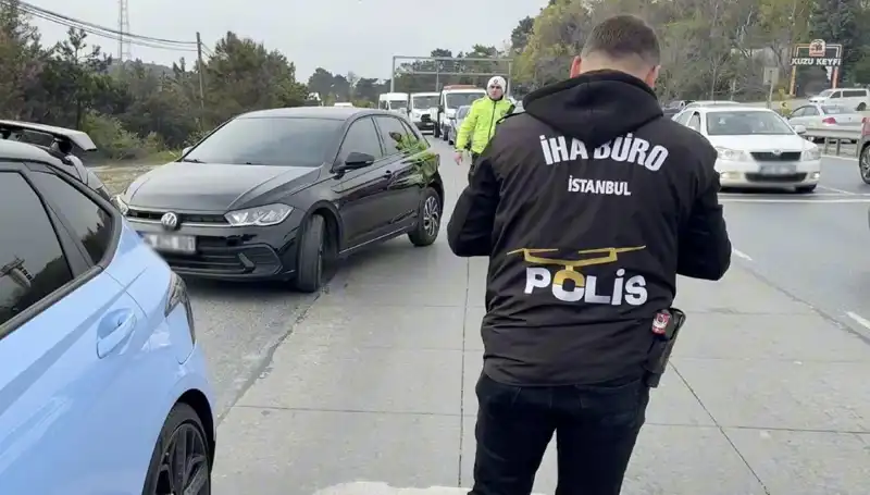 Emniyet Şeridini İhlal Eden Sürücü, Yolda Beklenmedik Bir Suçla Karşılaştı