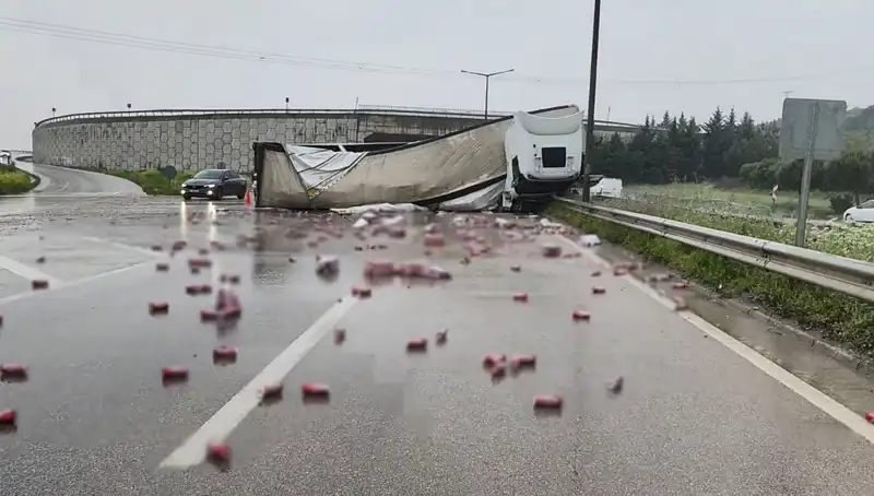 Devrilen TIR'dan Saçılan İçecekler: Yola Sıçrayan Şişeler Kazasına Duyarsız Kalmayın!