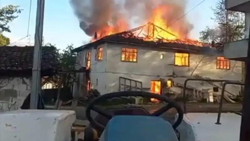 İki Katlı Evde Çıkan Yangın Tüm Mahalleyi Korkuttu