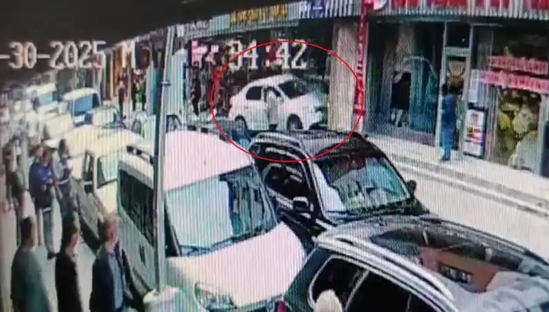 Alkollü Sürücü Mağazaya Daldı: İki Çocuk Faciayı Son Anda Önledi