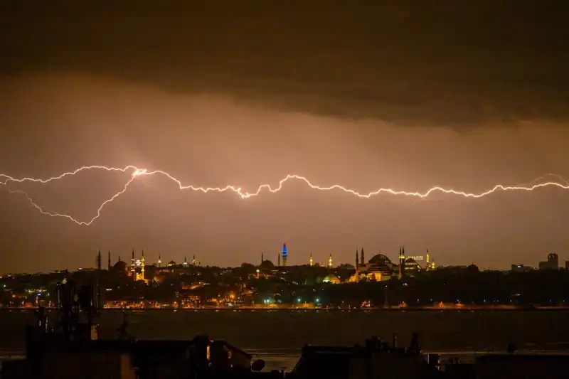 İstanbul’da Sıcaklık 22 Derece Birden Düşecek: Kar Geliyor!