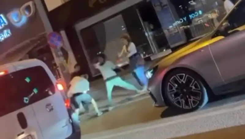 Cadde Boks Ringine Dönüştü: Vatandaşlar Yumruk Yumruğa Mücadele Etti