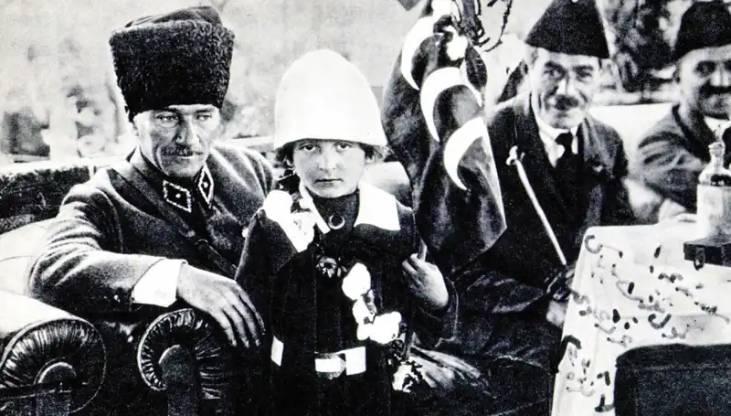 Hayatın Anlık Sihri: Unutulmaz Fotoğrafın Ardındaki Bayram Hikayesi