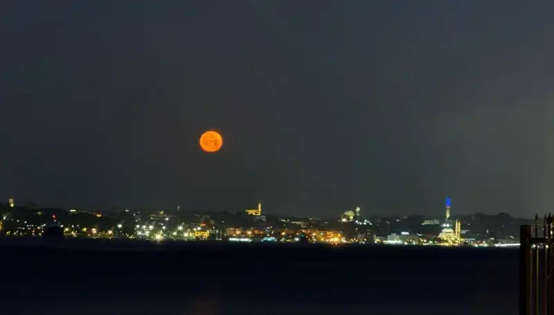 Çilek Dolunayı İstanbul'da Görsel Şölen Sunuyor, Gözler Göklerde