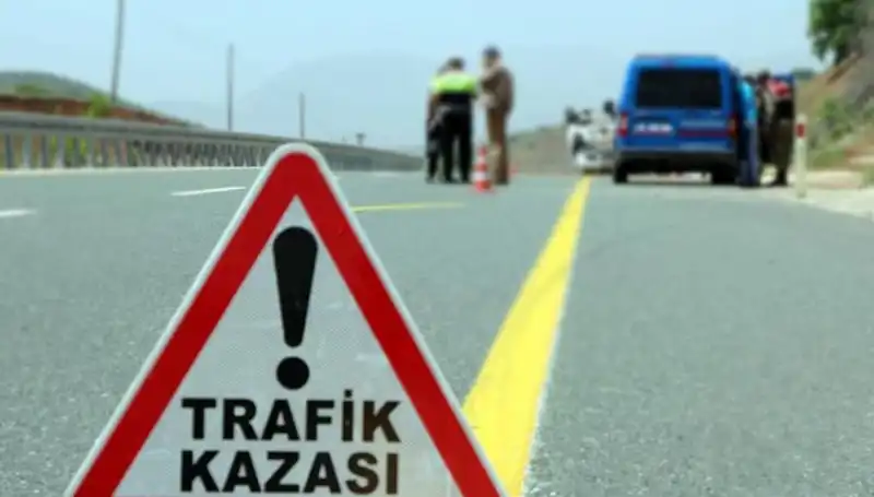 : Otomobil ve Hafif Ticari Araç Çarpıştı: 6 Hayat Kayıbı