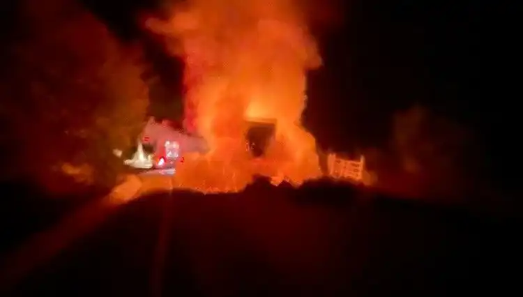 Seyir Halindeki Kamyonet Alev Alev Yandı: O Anlar Kameralara Yansıdı