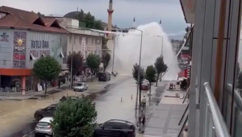 Dehşet Anları: İçme Suyu Hattı Borusu Patladı, Su Göklerde Dans Etti!