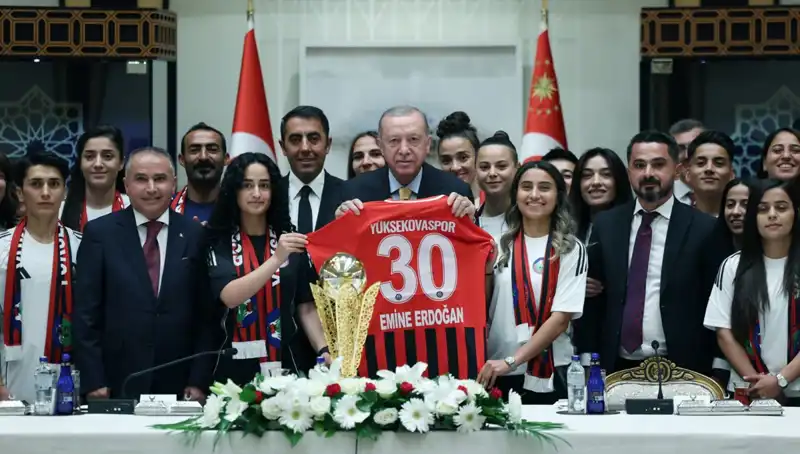 Cumhurbaşkanı Erdoğan, Yüksekovaspor Kadın Futbol Takımı’nı Kabul Etti