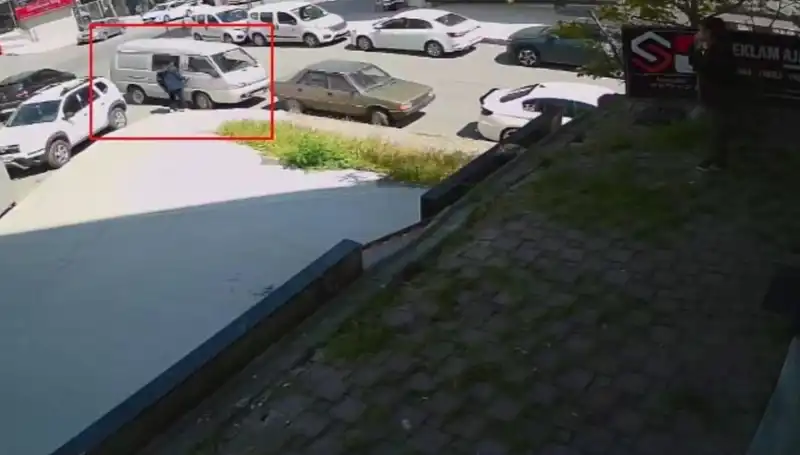 Aracını Çalmak İsteyen Hırsızı Suçüstü Yakaladı: Olayın Detayları Şok Edici!