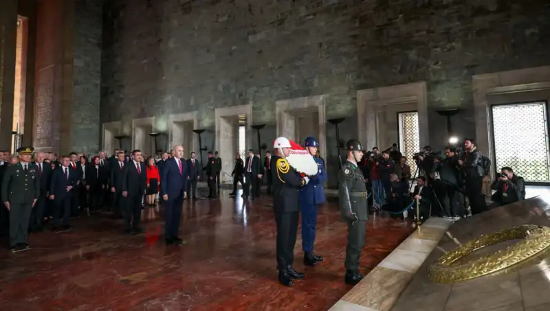 Devlet Erkanının Anıtkabir Ziyareti: Anma ve Saygı Duruşu