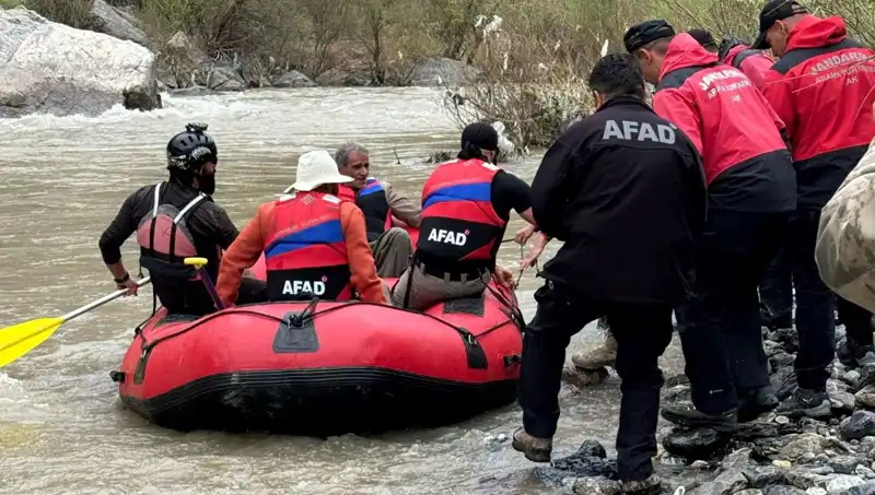 Zap Suyu'nda Mahsur Kalan 4 Kişi Kurtarıldı, Detaylar Şaşırtıyor