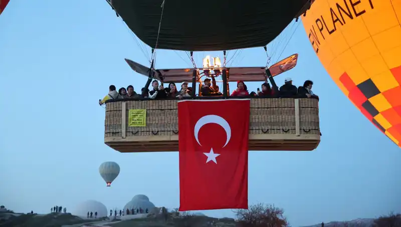 Kapadokya'da Balonlar 23 Nisan’da Şanlı Türk Bayrağıyla Gökyüzünde Süzüldü