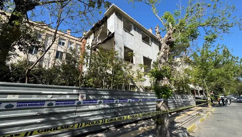 Bakırköy'de Korkutan Çökme: Metruk Bina Depremle Sarsıldı