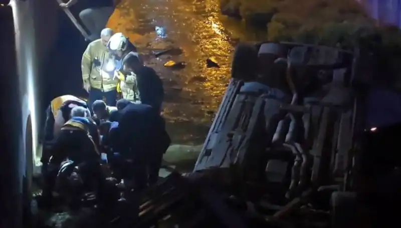 Sürücü Kazadan Sonra Kaçtı, Yaralı İtfaiye Ekiplerince Kurtarıldı