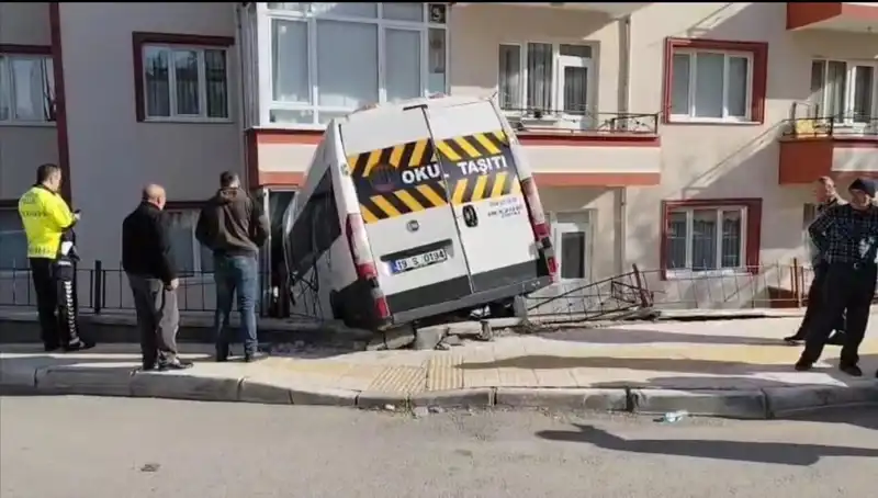 Okul Servisi Balkonu Aşarak Girdi: İki Öğrenci Yaralandı!
