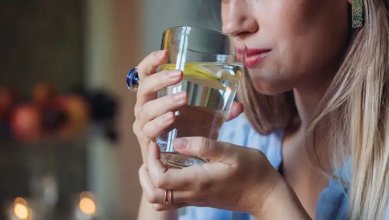 Aç Karnına Su İçmek: Her Sabah 1 Litre İçmenin Faydaları