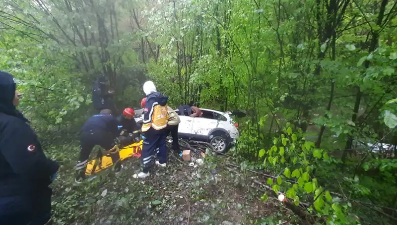 Direksiyon Hakimiyetini Kaybeden Araç Ormana Uçtu: Feci Kaza 2 Ölü, 5 Yaralı